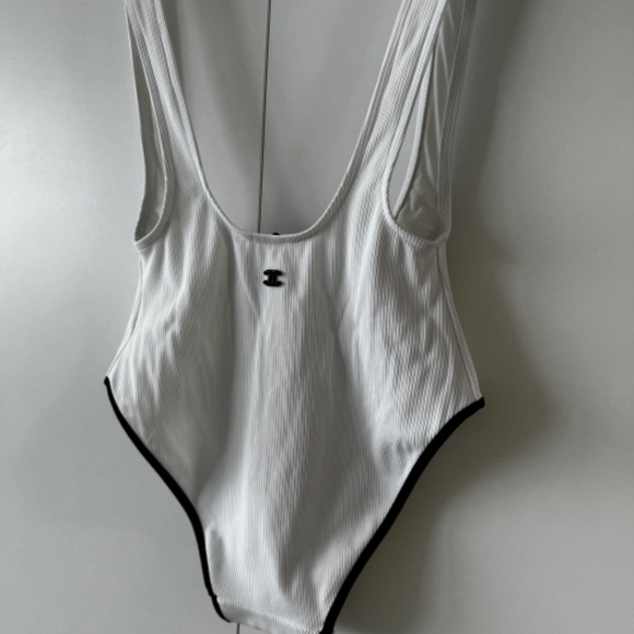 CHANEL spring/summer 2022 runway, look 1 - white bathing suit - Picture 5 of 9